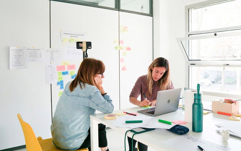 Dos mujeres trabajando en una oficina