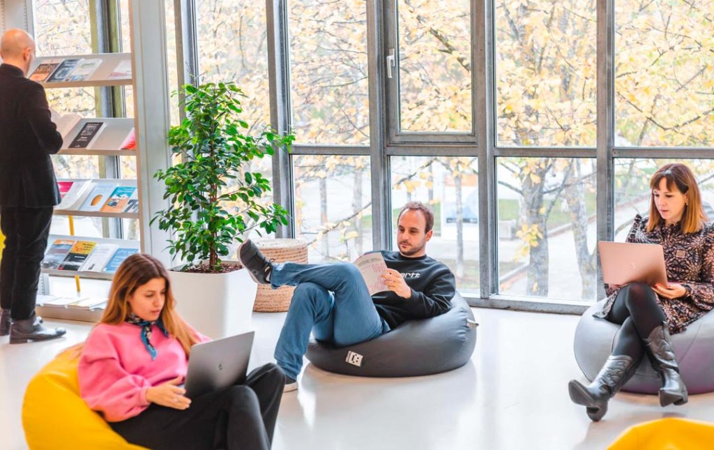 Personas en la zona de coworking