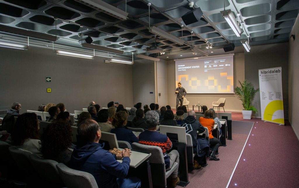 Auditorio de Hibridalab - Inauguración de la exposición Decoherent States de Oriol Pares